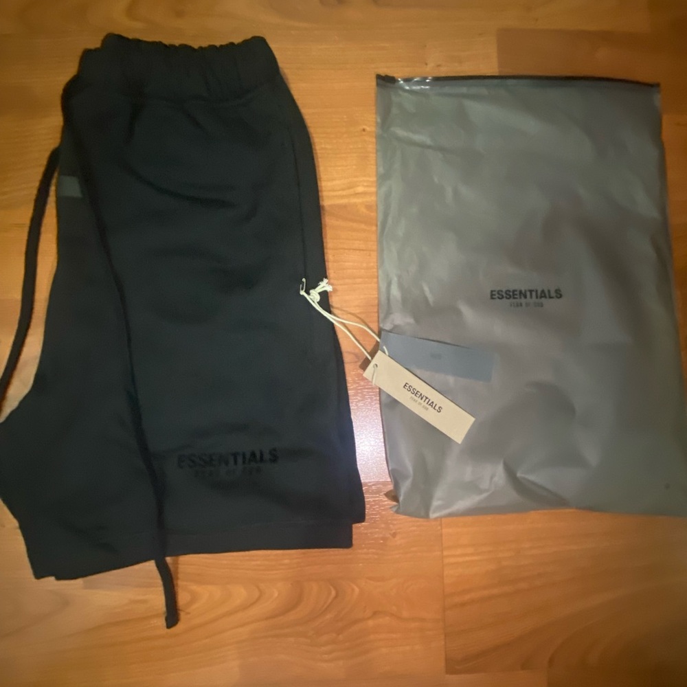 FEAR OF GOD ESSENTIALS SWEATSHORTS ‘STRETCH LIMO’ - Picture 2 of 2